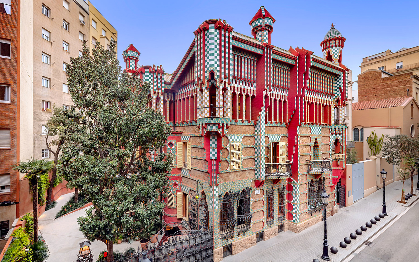 Image of Korean/Japanese/Chinese-Guided Day Tour of Sagrada Familia, Casa Vicens & Casa Mila with Fast-Track Entry