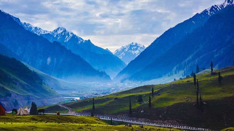 Văn hóa Kashmir là một trong những di sản văn hóa phong phú của Ấn Độ. Mang trong mình một nét độc đáo về trang phục, ẩm thực và những nghi lễ truyền thống, văn hóa Kashmiri đem đến cho du khách những trải nghiệm vô cùng độc đáo khi đến với Kashmir.