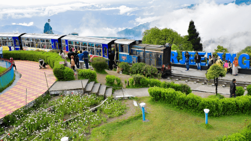 darjeeling-train