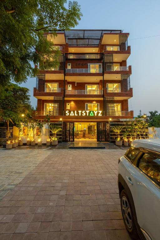 saltstayz premier sector 50 and golf course ext road