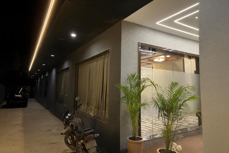 Hotel Hill Park,Airport Rd, Shanti Nagar, Indore, Madhya Pradesh 452005,3 star