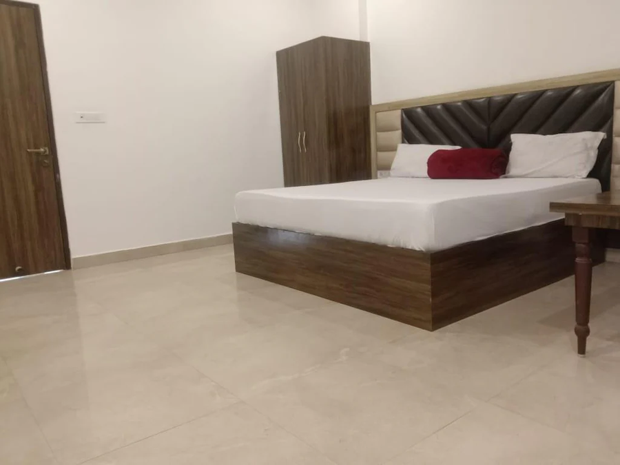 Hotel The Royal Crown,,3 star