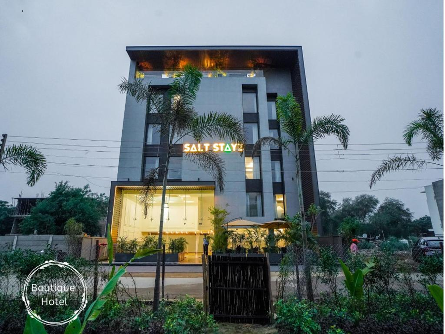 saltstayz select golf course road and sector 57