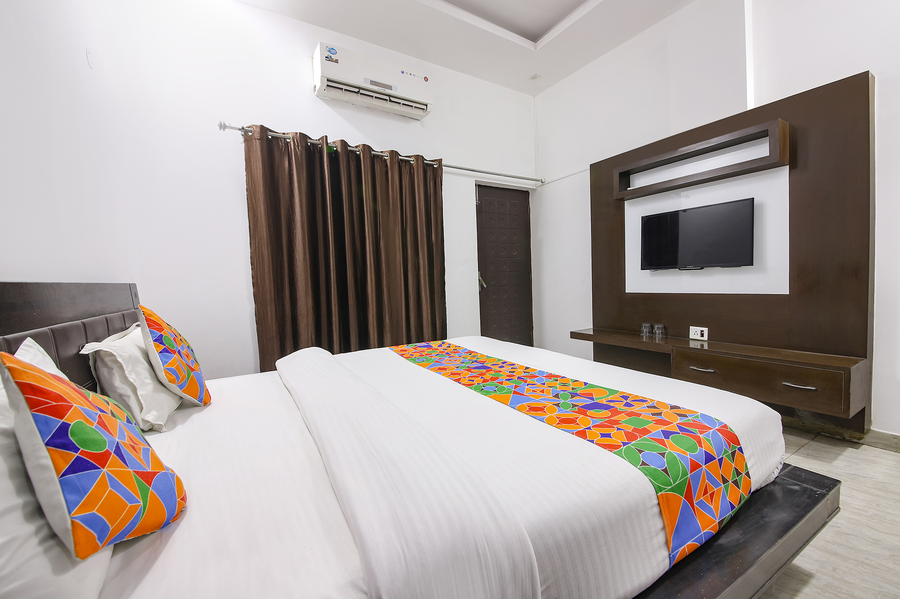 Fabhotel Khalsa Homestay,Parsvanth Eleganza, 1, Rajpur Rd, Chander Lok Colony, Chanralok, Hathibarkala Salwala, Hathibarkala Salwala, Dehradun 248001,3 star