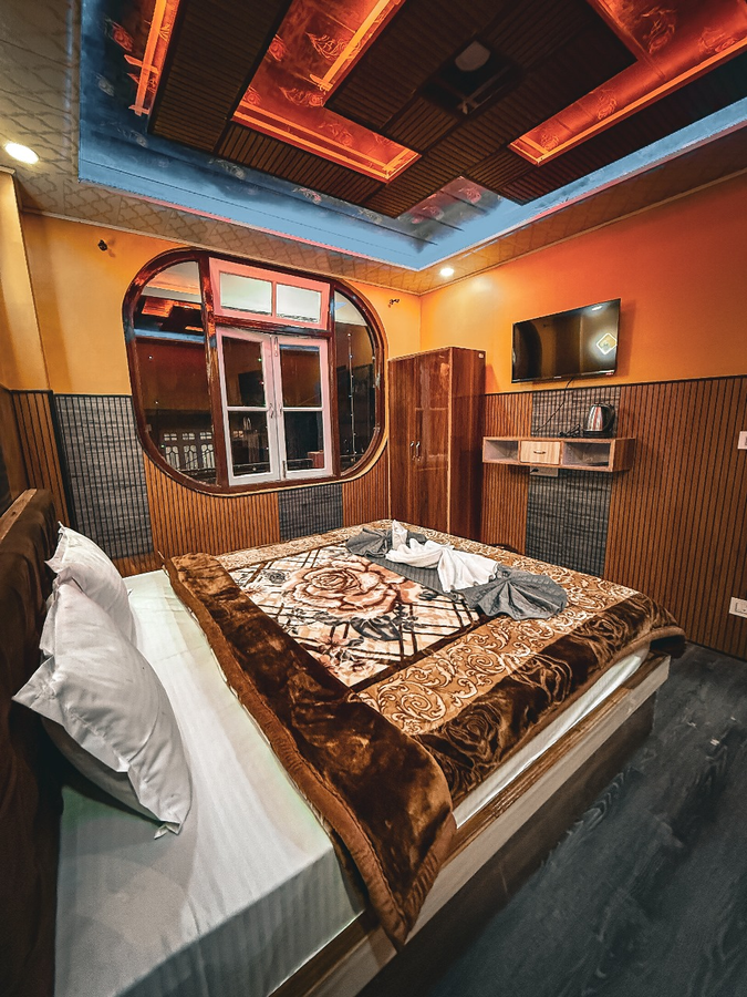 Himalayan Paradise Grand Retreat & Dining,,3 star