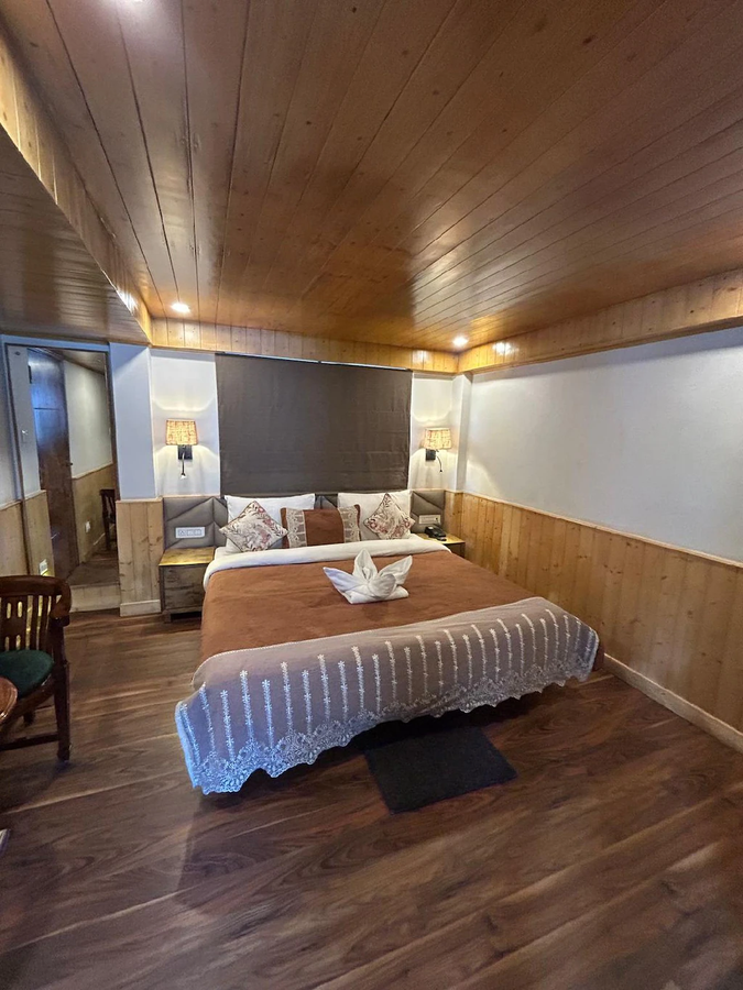 Longitude Club Continental Suits,Chauk Bazaar,3 star