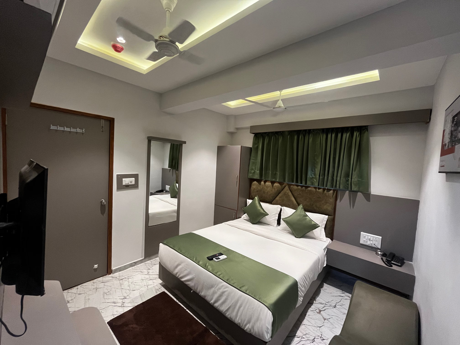 Privilon Hotel Prahladnagar,,3 star