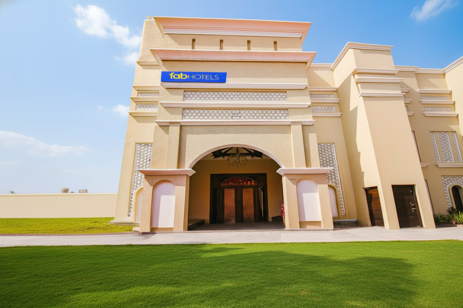 Fabhotel Royal Mapple,PAKHOWAL ROAD,3 star