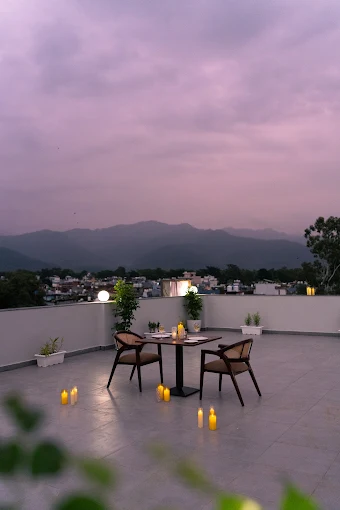 The Halt Stays- Modern Boutique Hotel,Bareilly - Nainital Rd, Above Orra Fine Jewellery, Bhotia Parao, Haldwani, Uttarakhand 263139,3 star