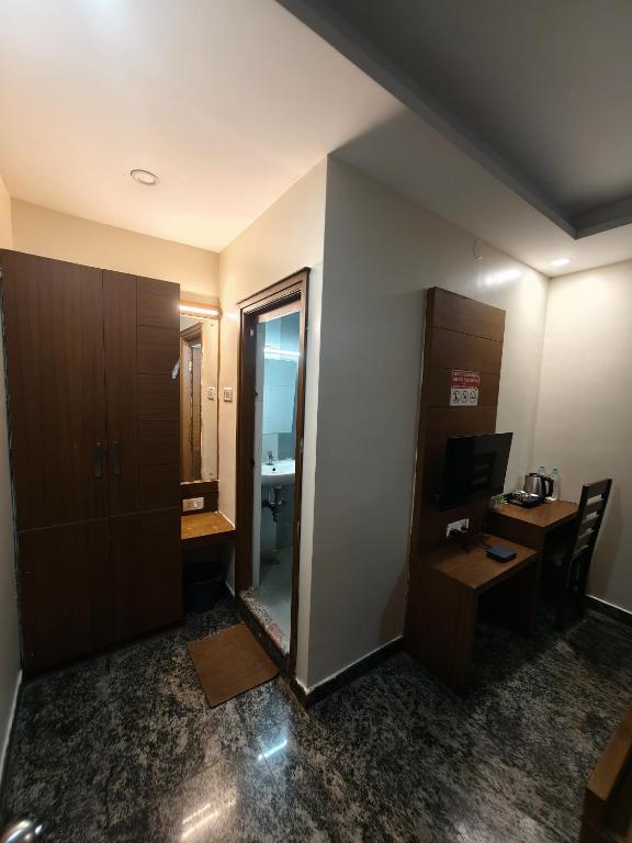 Gsilver Hotels Perumbakkam - Budget Classic Rooms Near Sholinganallur Omr,Plot No.306/01, Perumbakkam Main Rd, Perumbakkam, Chennai, Perumbakkam, Tamil Nadu 600100,3 star