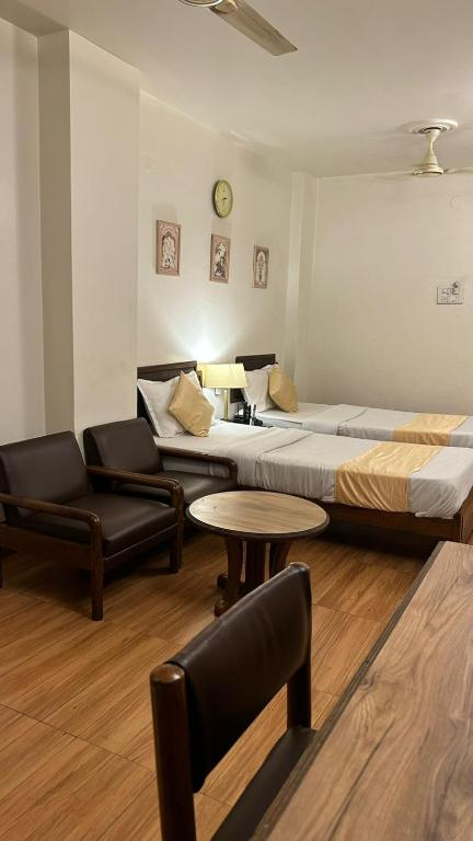 Hotel Kartik,Napier Town,3 star