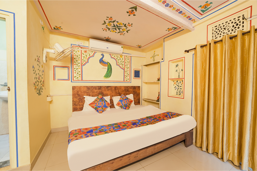 Fabhotel Khandaka Mahal,Shop No 327, Ramganj Bazar Rd, Dara Market, Badi Chaupar, Hawa Mahal - Palace Of Winds, Jaipur 302002,3 star