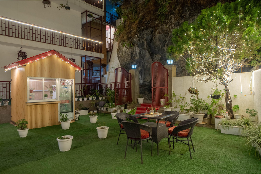 Perfectstayz Premium The Pride Near Mall Road,Near Big Bend Picture Palace Road Mussoorie, Dehradun, Uttarakhand, Mussoorie 248179,4 star