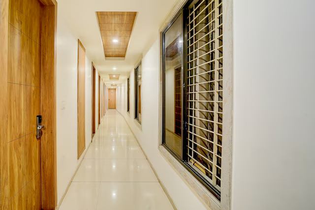 Super Collection O Bairagarh Railway Station Formerly Hotel Om Palace,Mendua,3 star