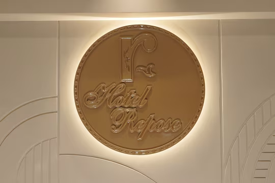 Hotel Repose,5Th Floor, Nautillus Building Aurobindo Ghosh Road Raj Trade Center, Sarod, Sayajiganj, Vadodara, Gujarat 390007,3 star