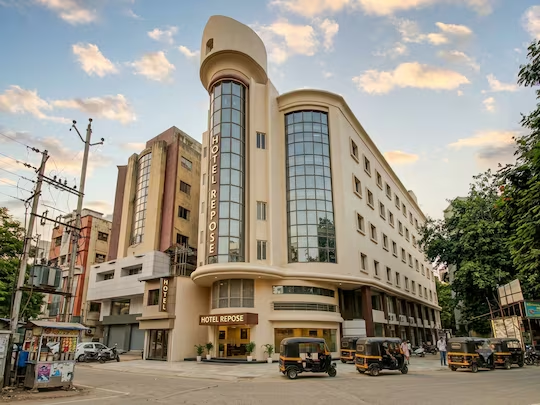 Hotel Repose,5Th Floor, Nautillus Building Aurobindo Ghosh Road Raj Trade Center, Sarod, Sayajiganj, Vadodara, Gujarat 390007,3 star