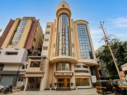 Hotel Repose,5Th Floor, Nautillus Building Aurobindo Ghosh Road Raj Trade Center, Sarod, Sayajiganj, Vadodara, Gujarat 390007,3 star
