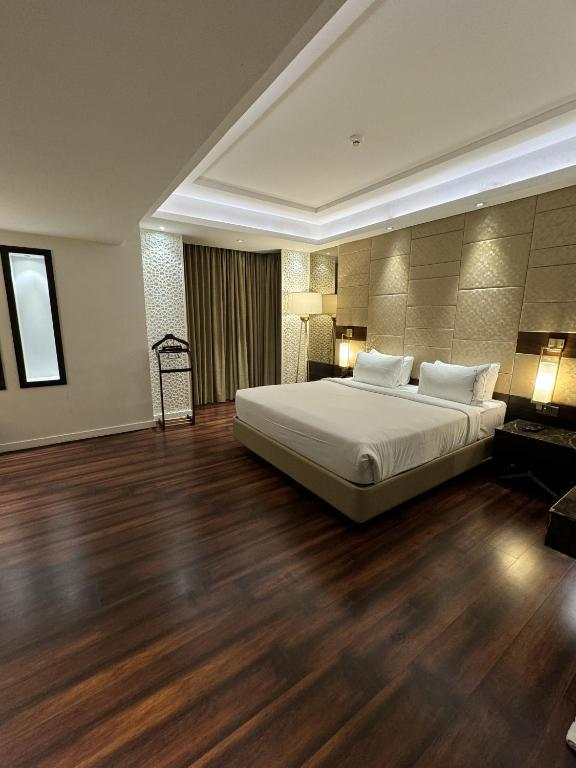 Hotel Cenneys Gateway,Salem>>Ayodhiyapatinam,4 star