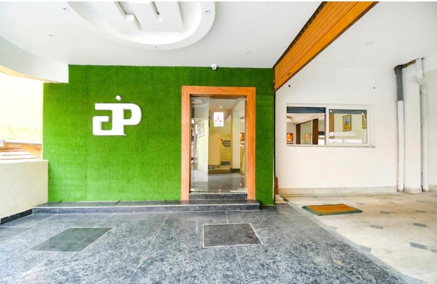 The Golden Plaza,Tarapith,3 star