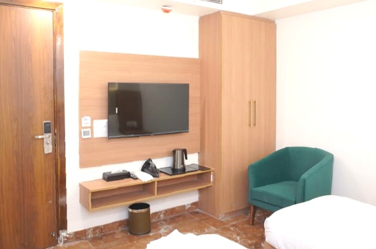 royal raven hotel and banquet