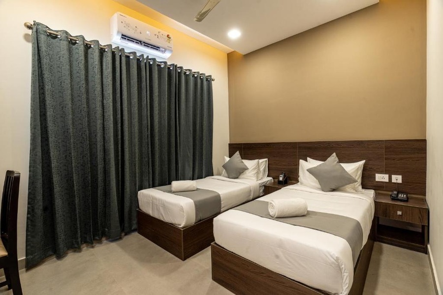 Saravana Grand Suites,,3 star