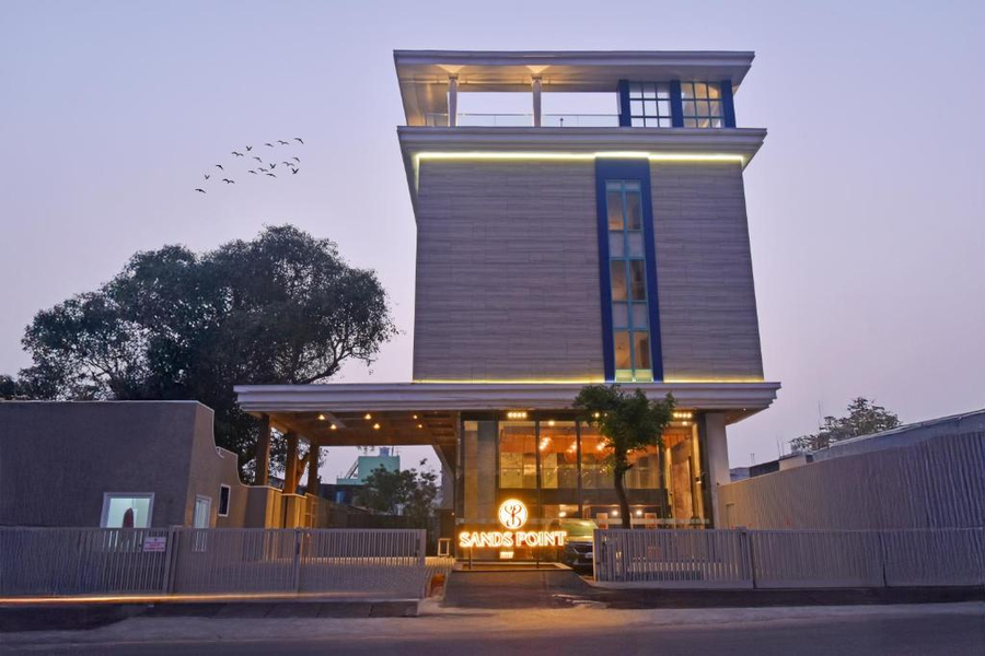 Hotel Sands Point,,4 star