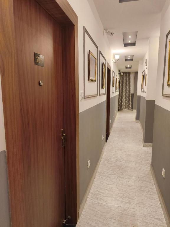 hotel tropical inn near downtown