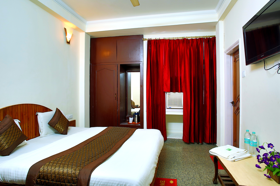 Hotel Raghunath Jammu,Hari Market,3 star