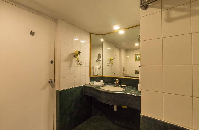 Kences Hotel,Apsrtc Central Bus Station,3 star