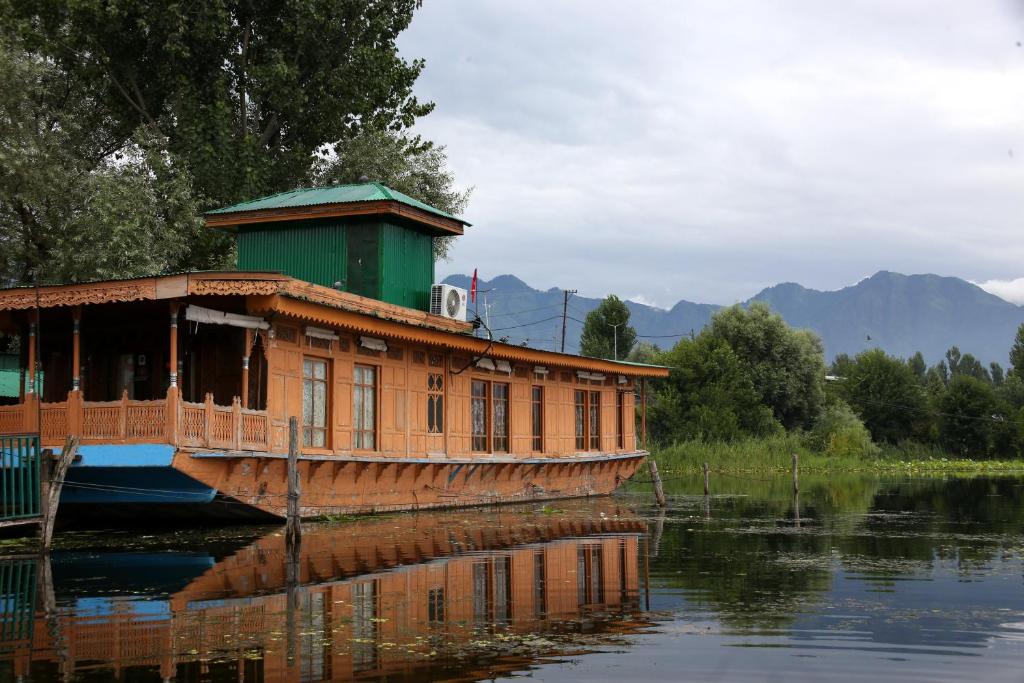 peace of mind group of houseboats