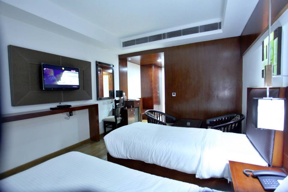 capital o 44526 hotel tjs royale