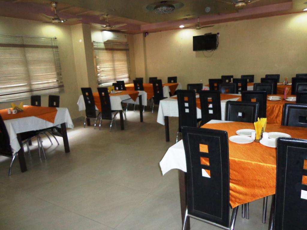 Hotel Darbar International,Station Rd, Opp. Shiv Mandir, Gol Bagicha, Gaya, Bihar 823001,3 star