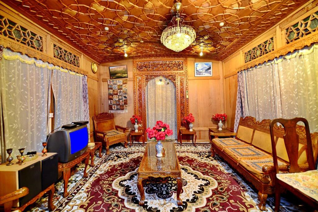golden crest group of houseboats