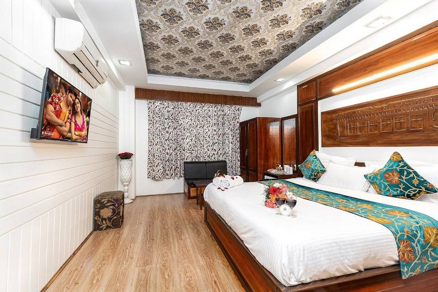 Hotel Regal Palace,Regal Chowk,3 star
