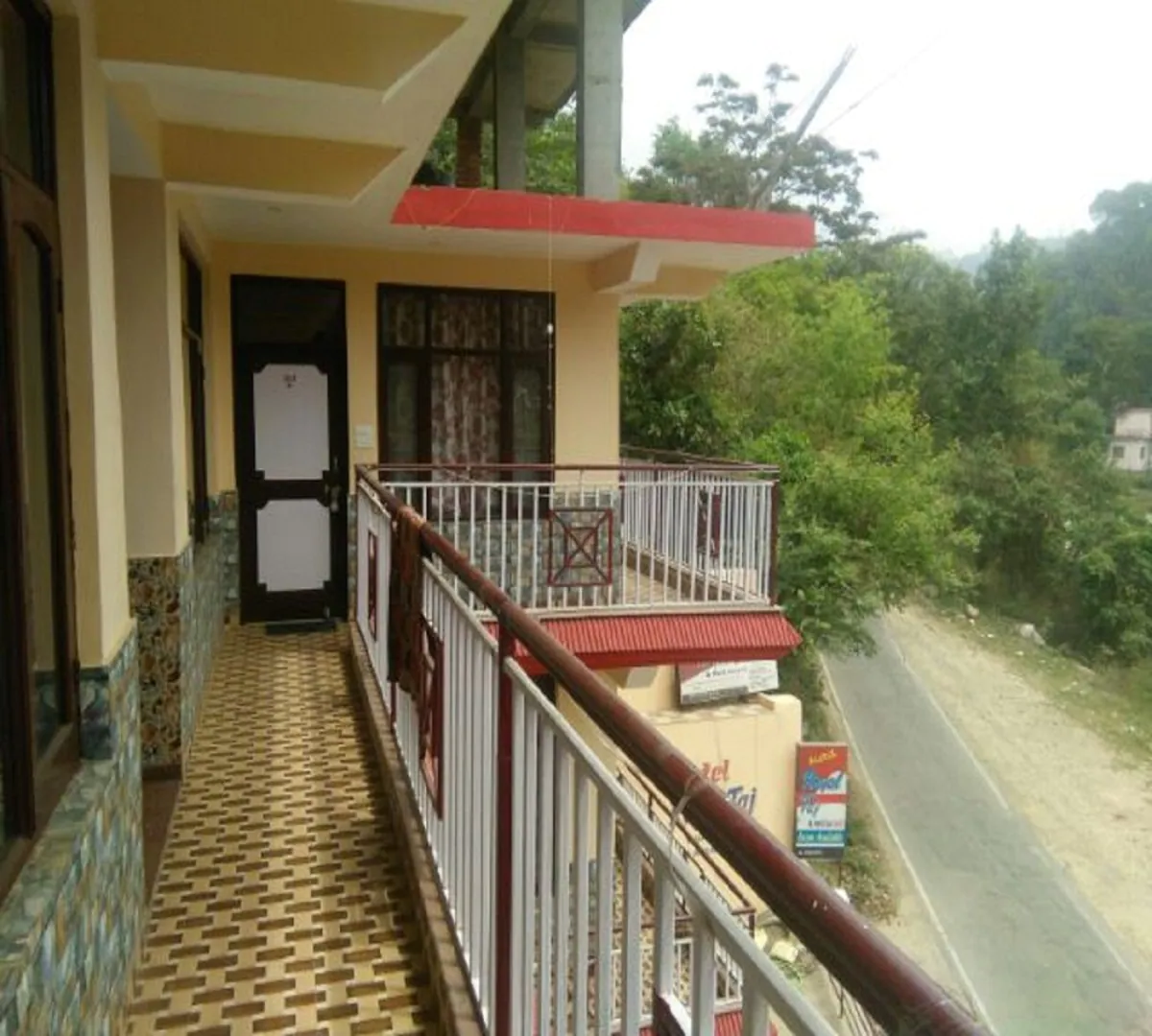 Hotel Royal Taj,Kalsang Clinic, Hotel Royal Taj, Near Sorig Tibetan Herbal Clinic, Shiv Nagar, Sudher Dharamshala Near Tibetan Cancer Clinic (Phendey Chekyong, Choepal, Dharamshala,3 star