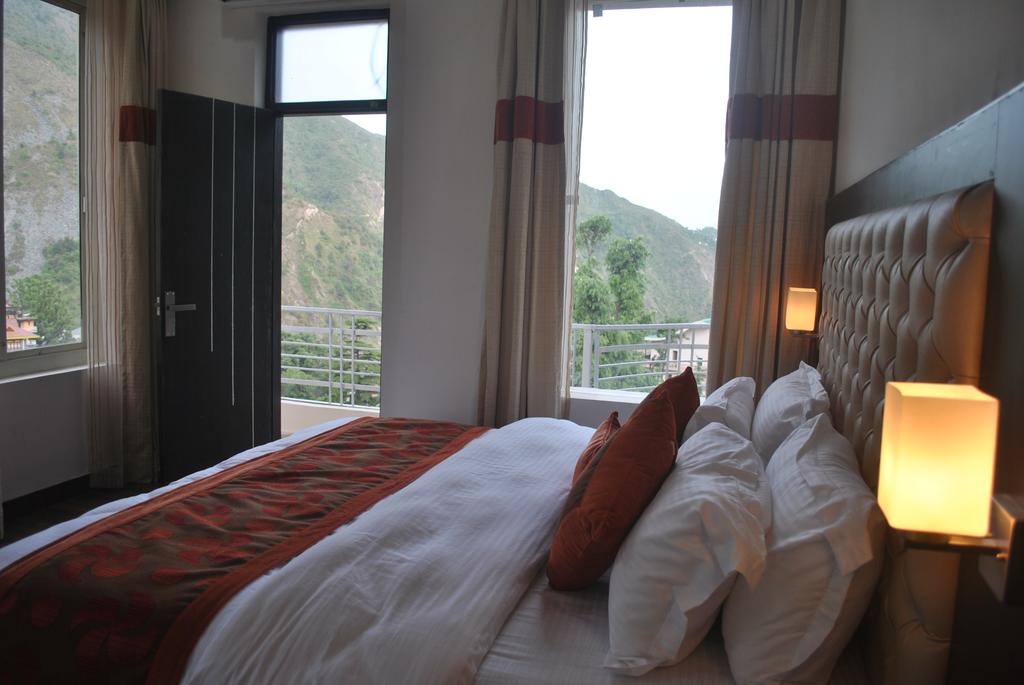 hotel triund heights