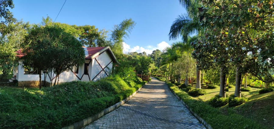 Kadkani Riverside Resort,Hacchinadu,4 star