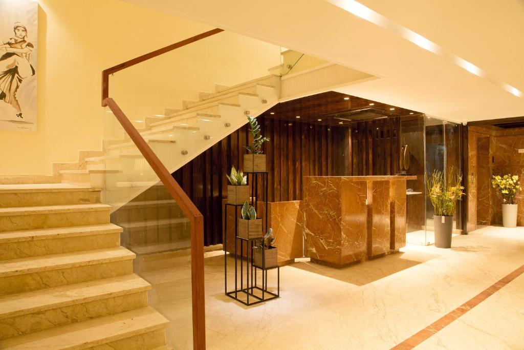 Sri Aadhish Grand,Pudukkottai>>Aranthangi,3 star