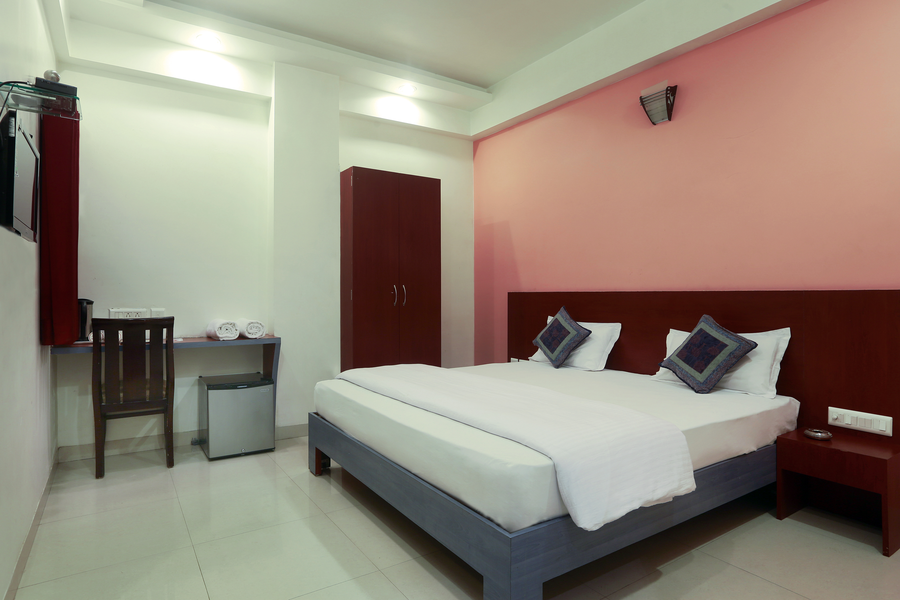 hotel metropolitan near sindhi camp