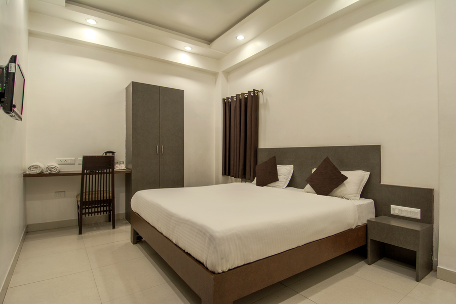 hotel metropolitan near sindhi camp