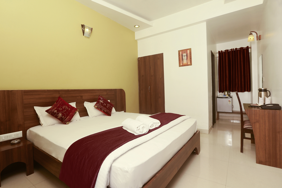 hotel metropolitan near sindhi camp