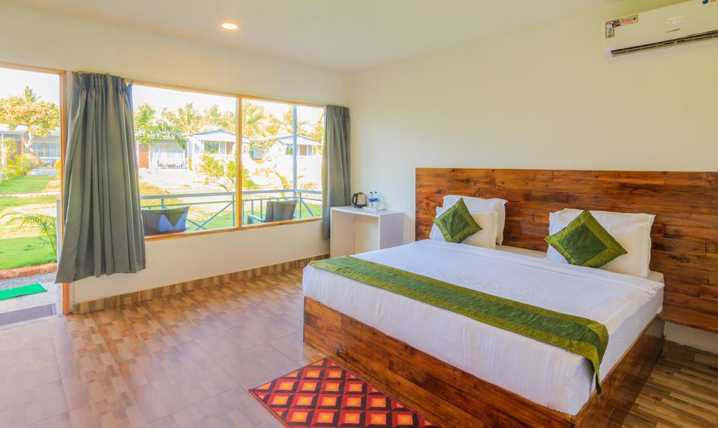 treebo lands end beach resort morjim