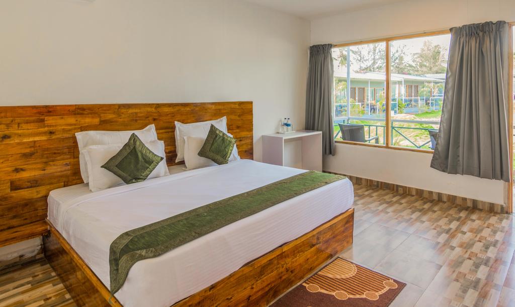 treebo lands end beach resort morjim