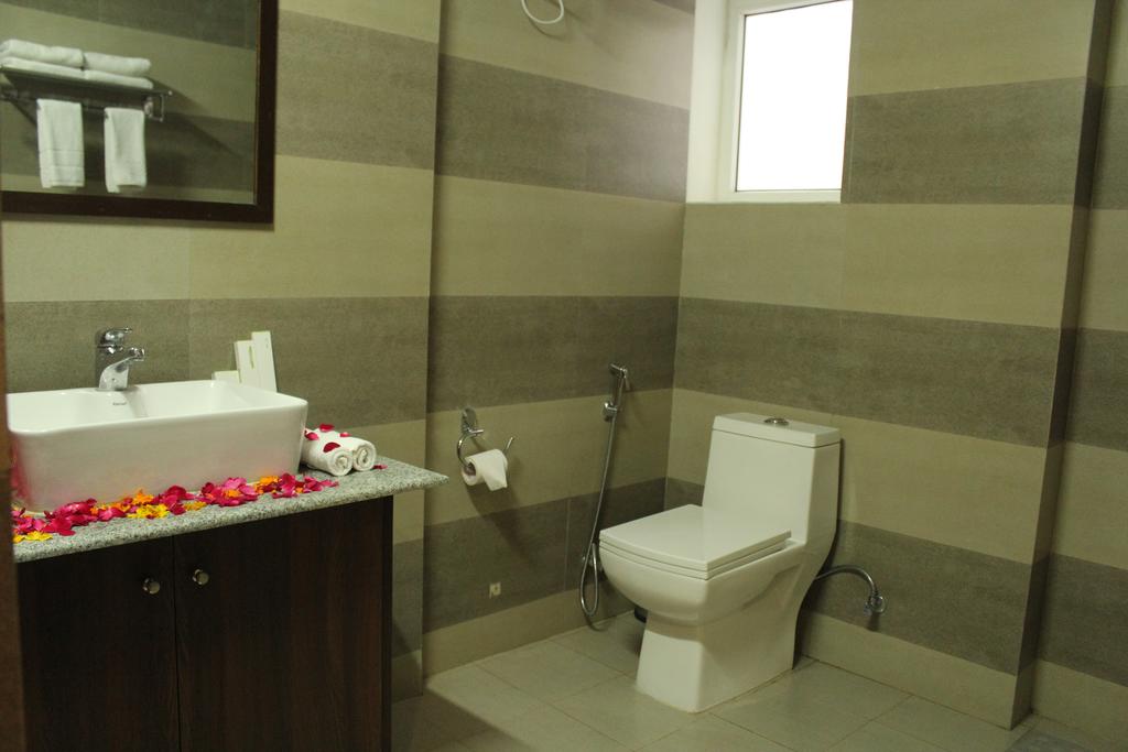 Hotel Holiday Hill,Barrage Colony,3 star
