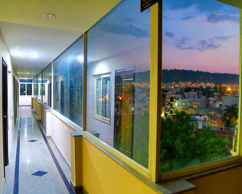 Hotel Royal Palm,Udaipole Bus Station,3 star