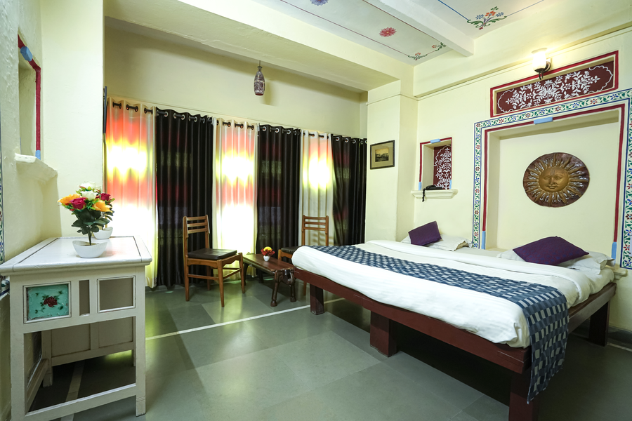 the lake view hotel on lake pichola