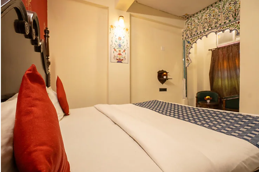 the lake view hotel on lake pichola