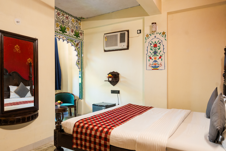 the lake view hotel on lake pichola
