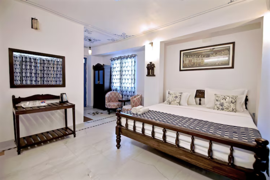 the lake view hotel on lake pichola