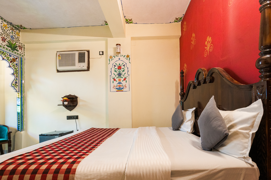 the lake view hotel on lake pichola